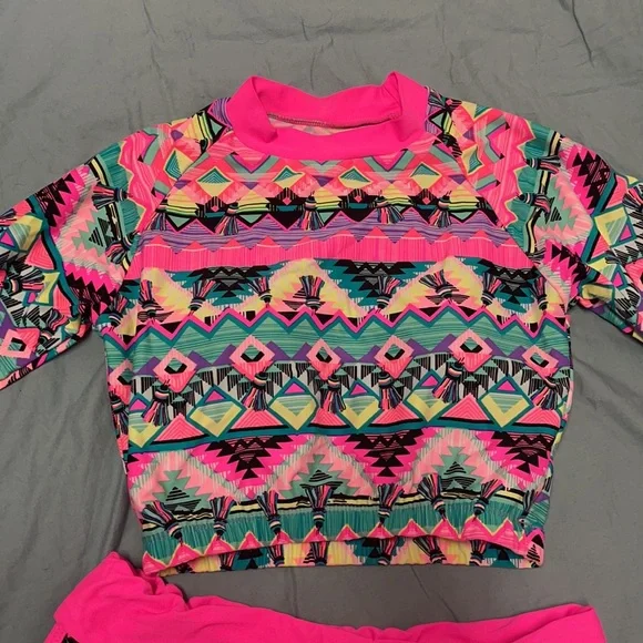 2 piece. Cropped rash guard and matching shorts - Picture 2 of 4